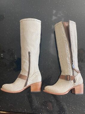 Freebird Carson Boots, White Snake, (Cream and Tan), Size 8